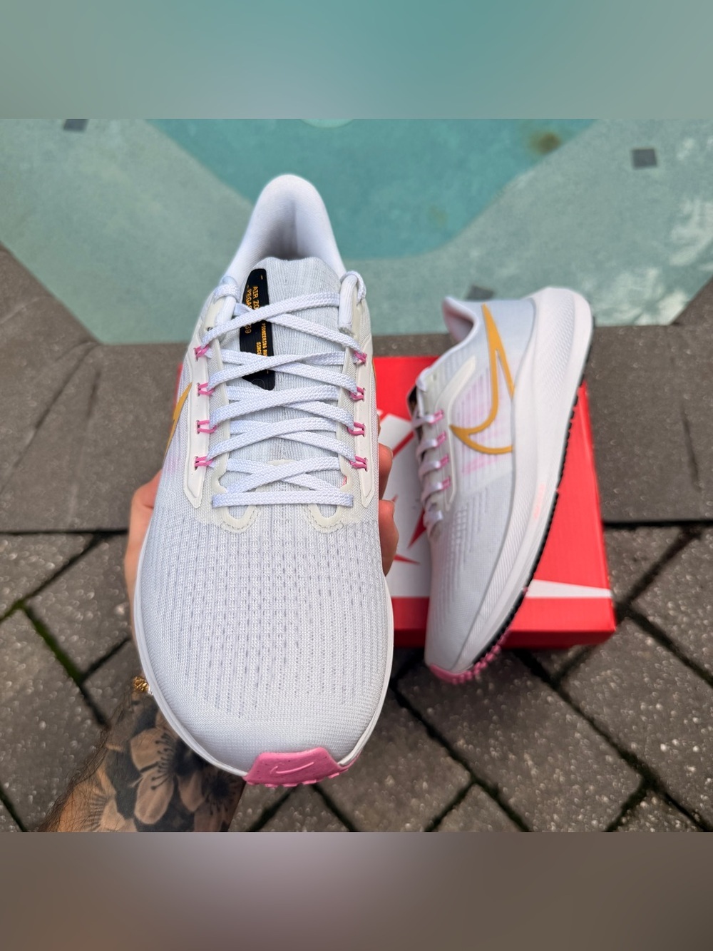 NIKE WOMEN’S AIR ZOOM PEGASUS 39 SNEAKERS WHITE/GOLD/PINK DH4072-104 - Picture 2 of 5